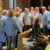 ... la maestra Eleonora Possamai dirige il CORO C.A.I. di Vittorio Veneto  ...