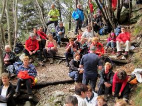 ... alcuni alpinisti in attesa della messa ...