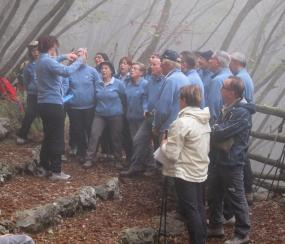 ... suggestiva immagine del CORO C.A.I. tra la nebbia ...